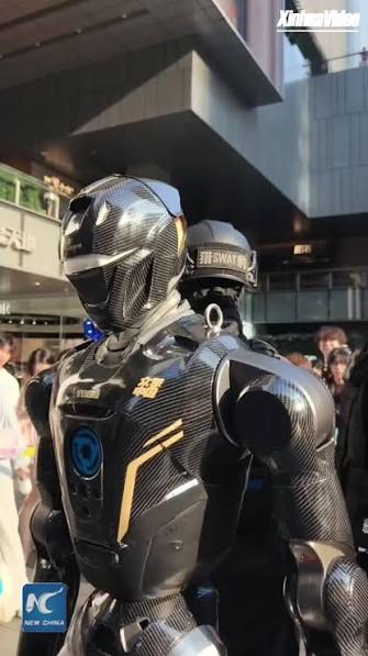 Robotul umanoid care patrulează alături de polițiști în China pare desprins din filmele SF